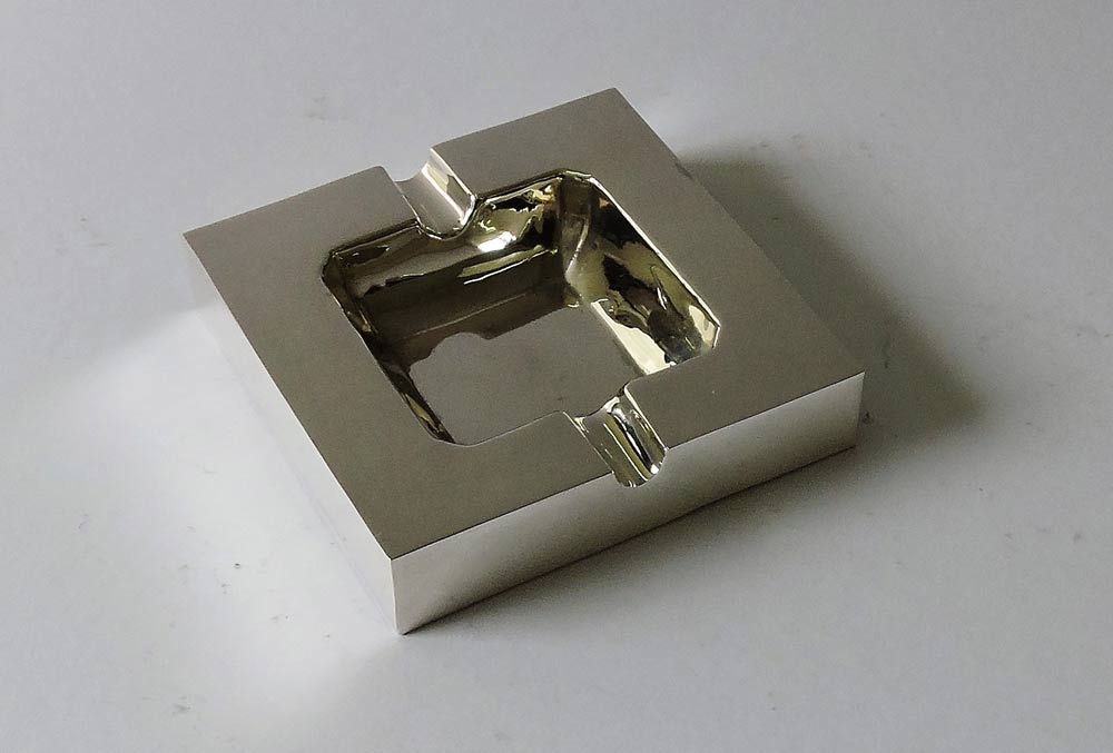 Cenicero cuadrado para puro.